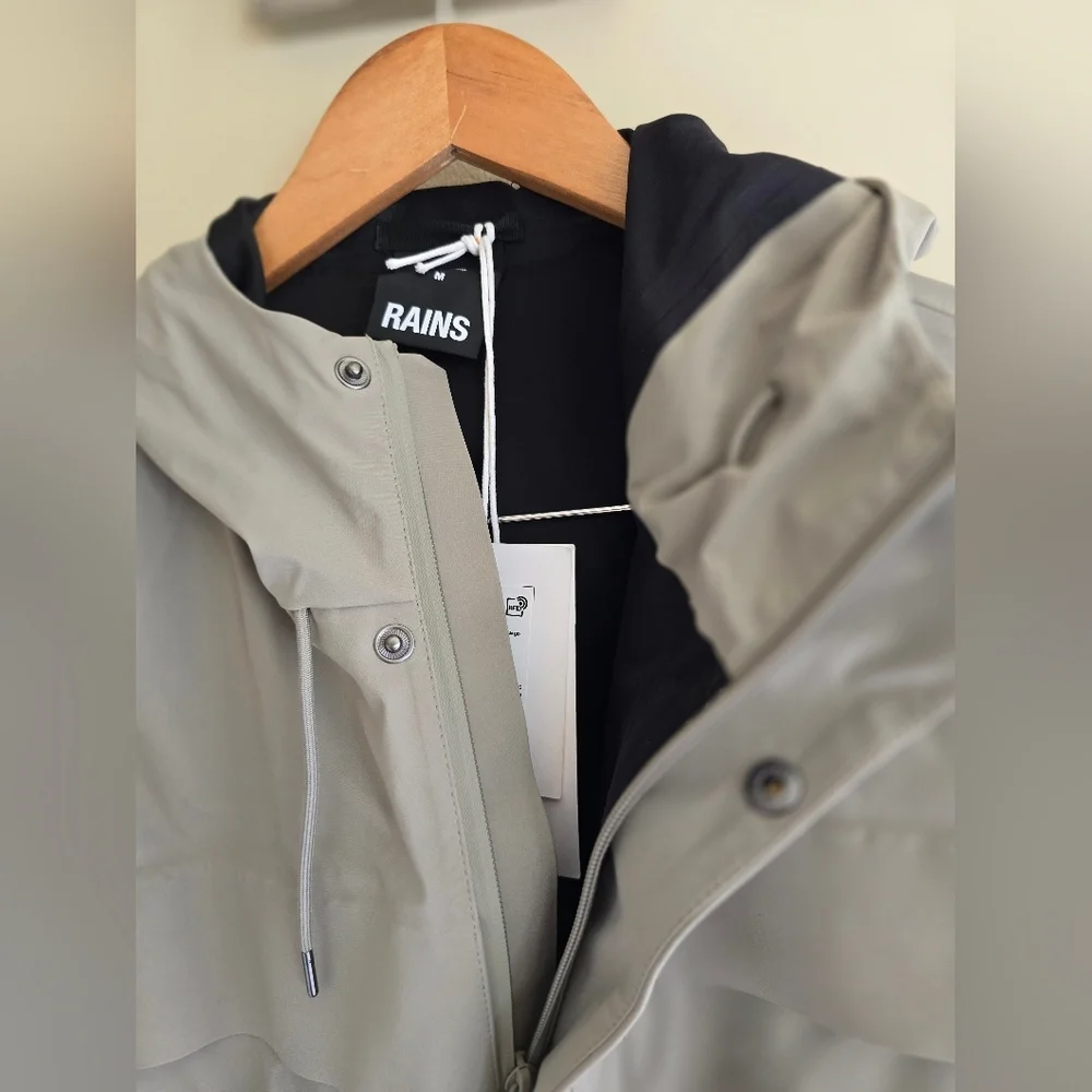 NWT! RAINS, UNISEX, Suva Hardshell Cargo Jacket, Drift, Size Medium, MSRP $285 - Picture 12 of 16